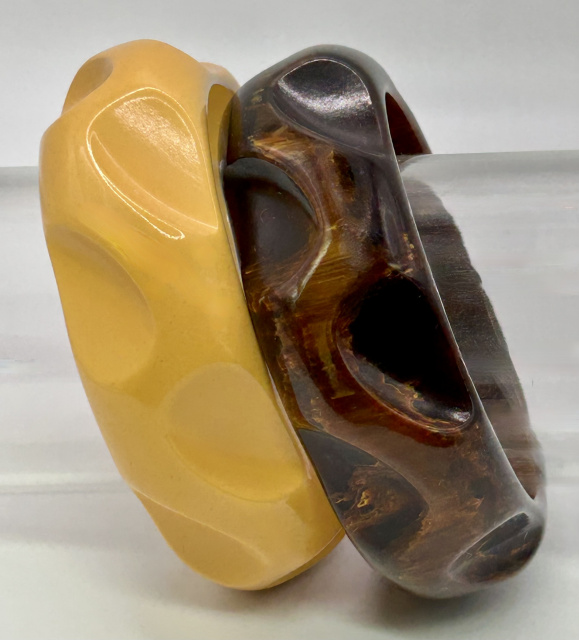 BB527 vintage chunky thumbprint carved bakelite bangles
